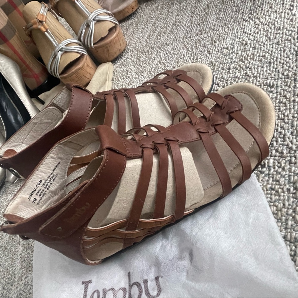 Like New Women’s Jambu leather comfort sandals sz7
